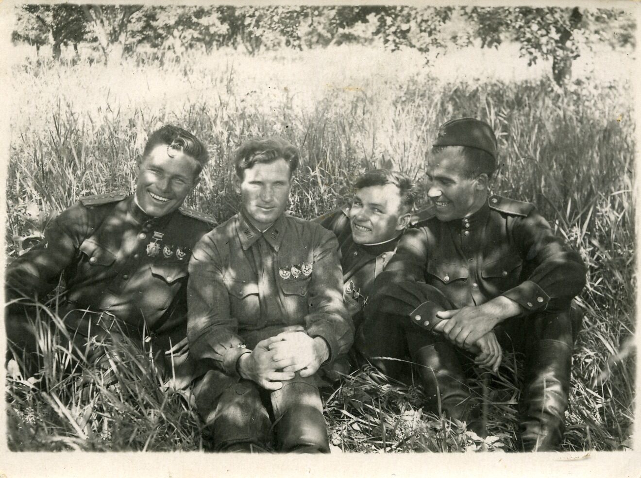 Ефременко (слева), Смирнов, Кочергин и неизвестный лётчик