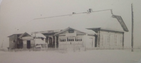 Библиотека располагается в помещении клуба . 1965 год