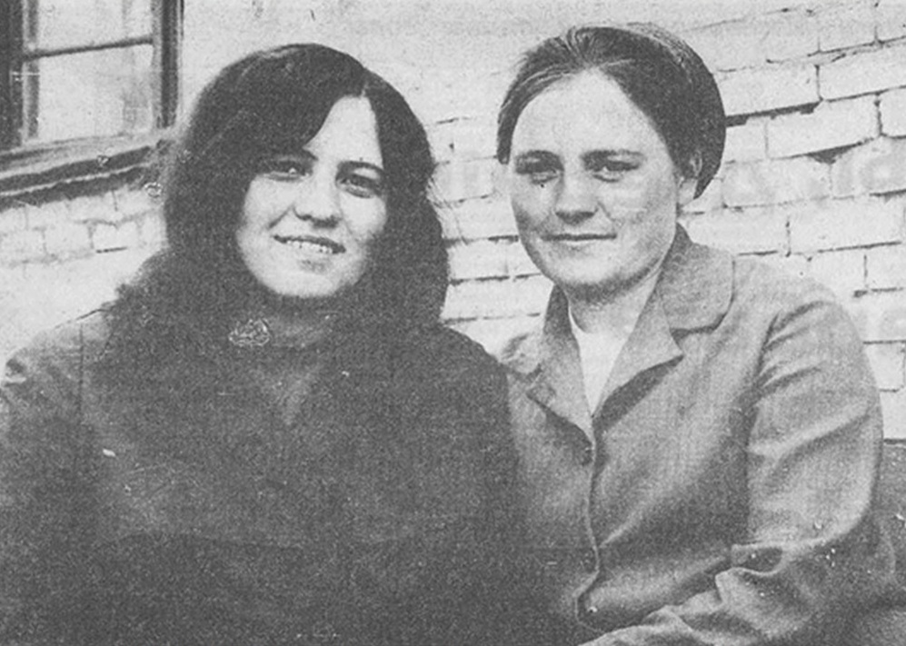 Анастасия Клюшникова (справа) с подругой во время преподавания в Василёвской школе. 1972 год