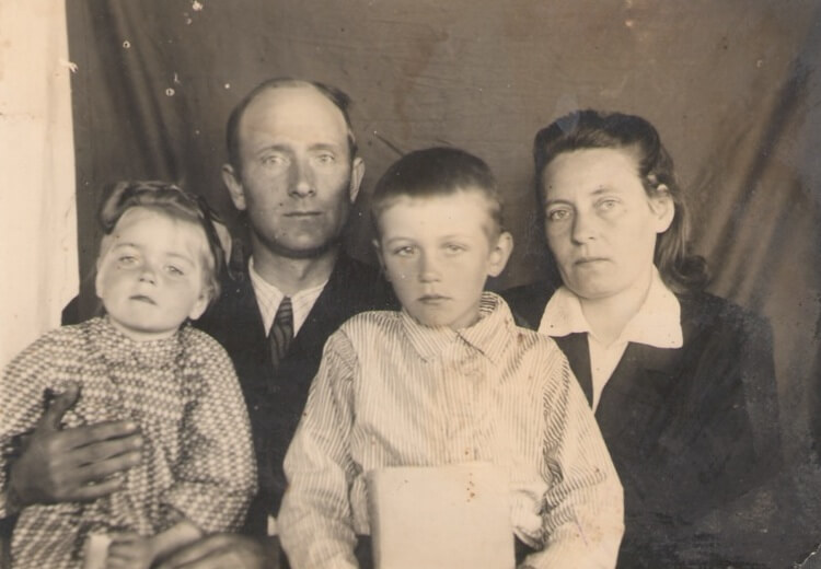 Кравцов П.Ф. с женой и детьми