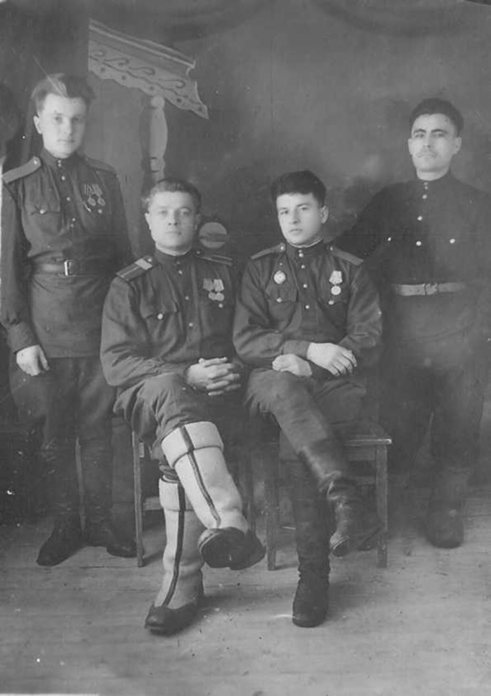 Гончаров А.Е. Первый слева