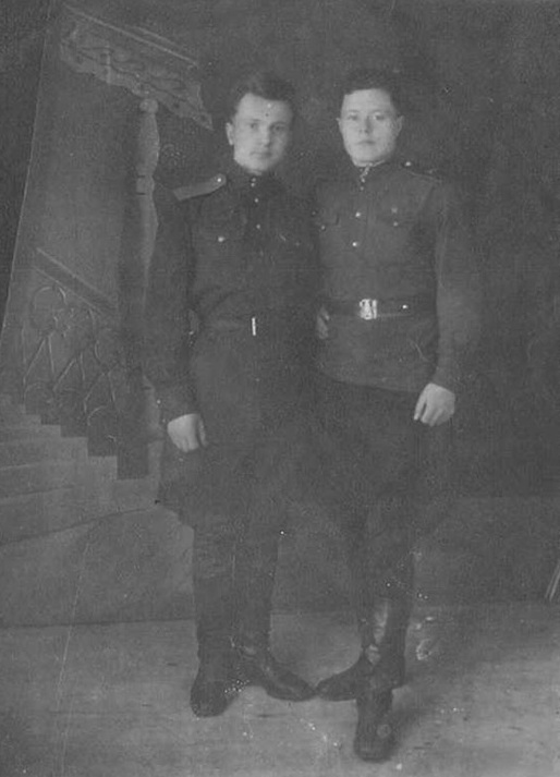 Гончаров А.Е. с фронтовым другом. Первый слева
