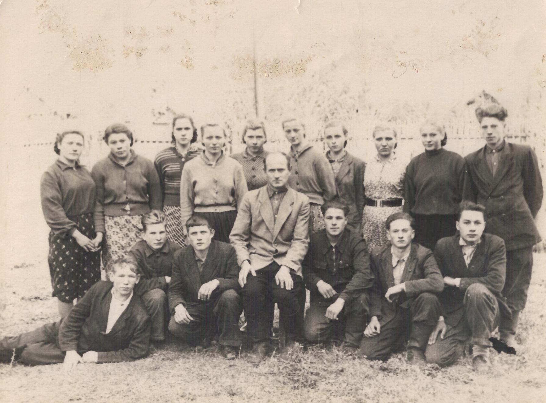 1959 год. 10 класс, 4-й выпуск средней школы. Фото с классным руководителем  Петром Фёдоровичём Кравцовым