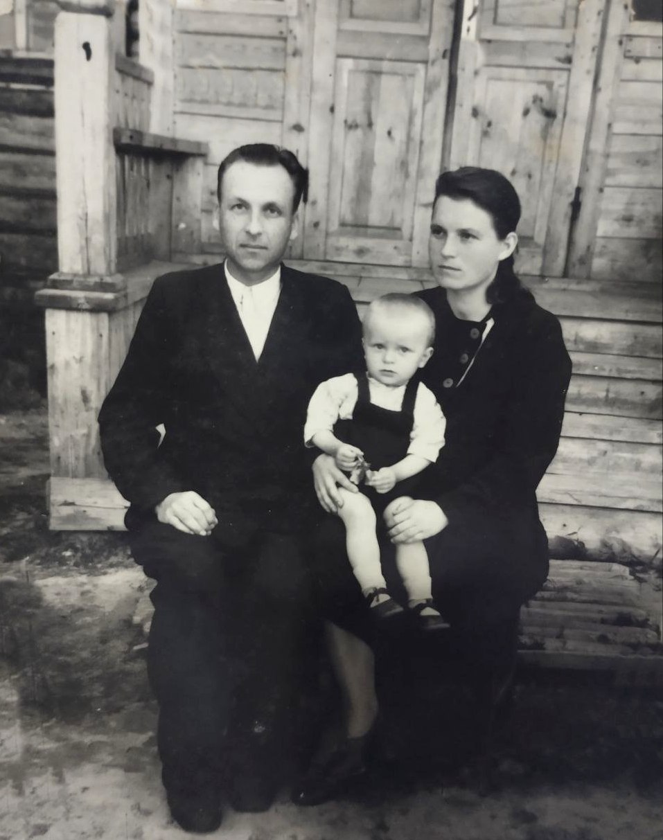 Андрей Тимофеевич с женой Клавдией Корнеевной и сыном Василием у крыльца недавно построенной Бохановской школы. 1953 год