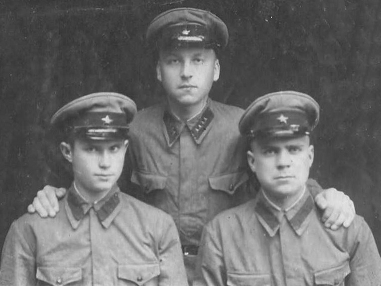 Куксенков А.Е. "в центре" Фото 30 апреля 1941 года