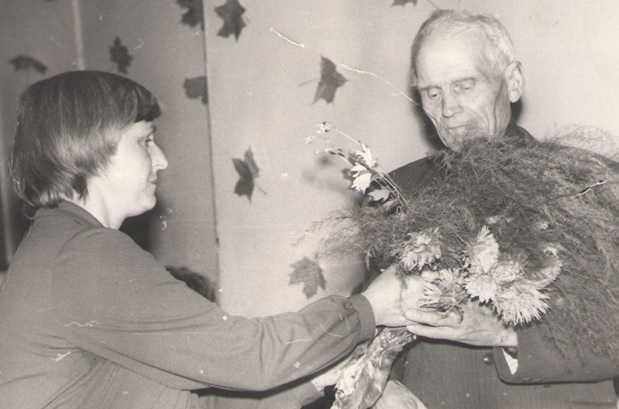 Цветы любимому учителю и наставнику от благодарной  ученицы и последователя Чаусовой Веры Фёдоровны, районный праздник ветеранов войны и труда, 1986 г.