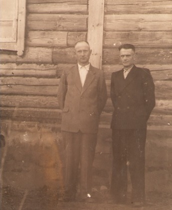 Лавриненко С.Д. - справа. Завуч Бохановской СШ. Фото конца 50-х