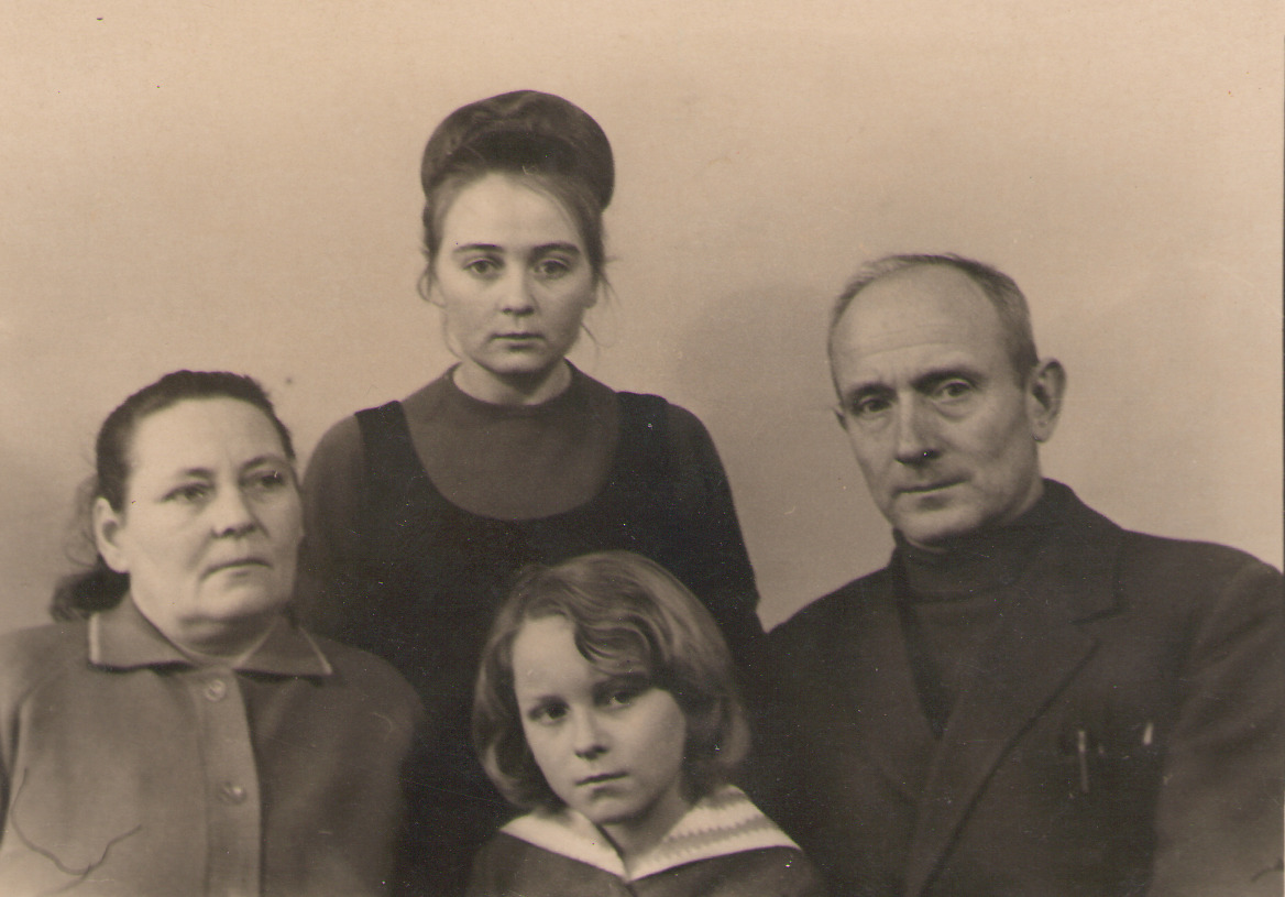 Фото из семейного архива. А.П. Сорокина первая слева