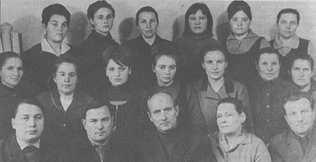 Учительский коллектив Бохановской СШ, в котором трудились Сорокина А.П. и Кравцов П.Ф. В 1-м ряду вторая и третий слева. Конец 1960-х