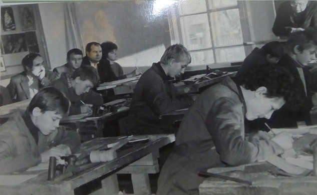 Учащиеся за выполнением производственного заказа