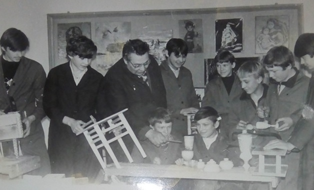 Учащиеся за выполнением производственного заказа.