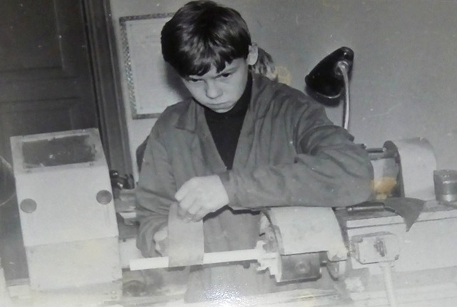 Шлифовку детали производит ученик Земцов Роман