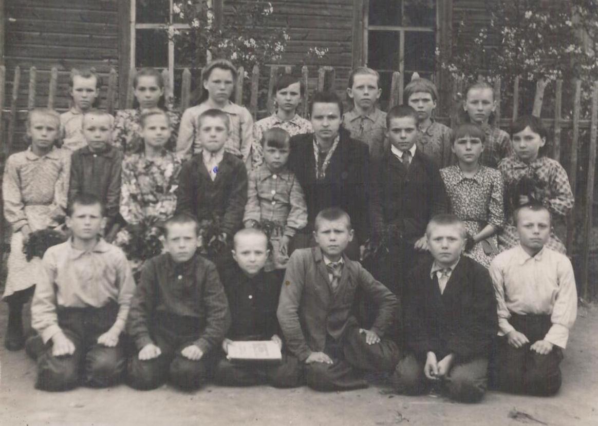 1952 год. Учащиеся 4-го класса Клинской начальной школы с учительницей Ксенией Фоминичной Антоненко