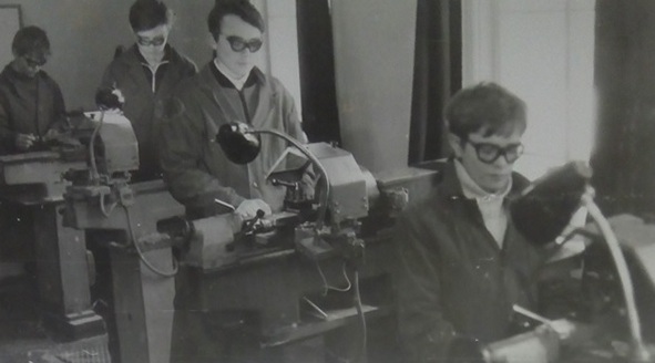 Учащиеся во время урока труда