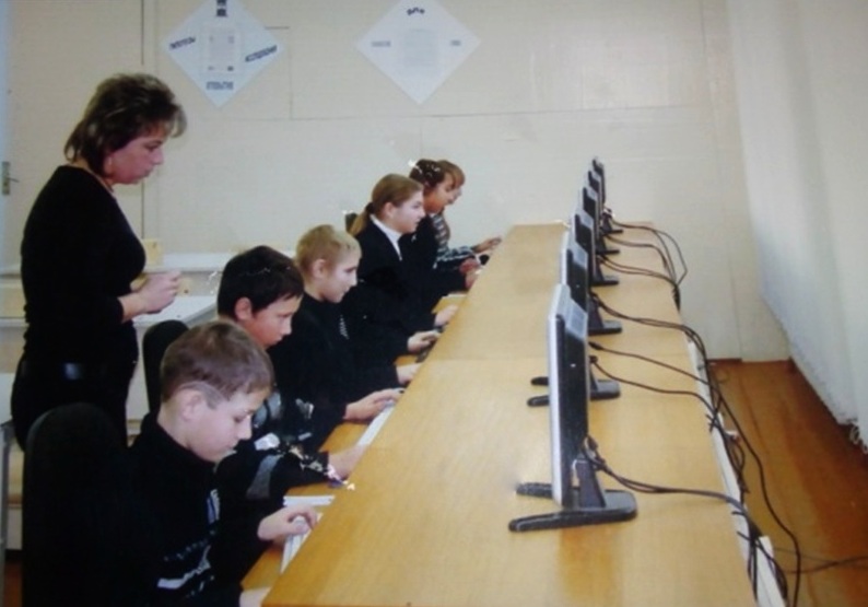 Занятия в компьютерном классе проводит педагог Федченко О.Г.