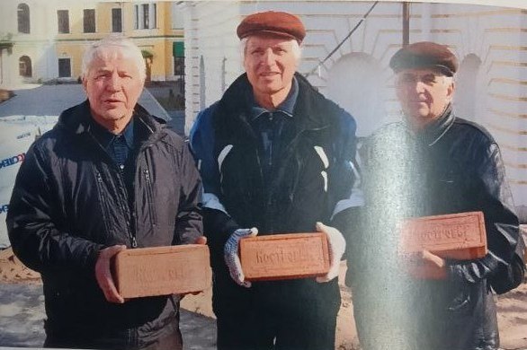 Именные кирпичи "Костров В.Г." в руках членов правления Тверского отделения РОИС перед укладкой в стены Спасо-Преображенского собора. 2016 год. В.Г. Костров в центре.