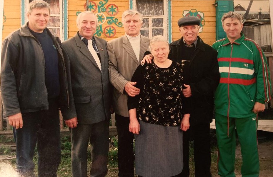 Василий Григорьевич Костров "третий слева" с братьями и сестрой. Фотография из семейного архива