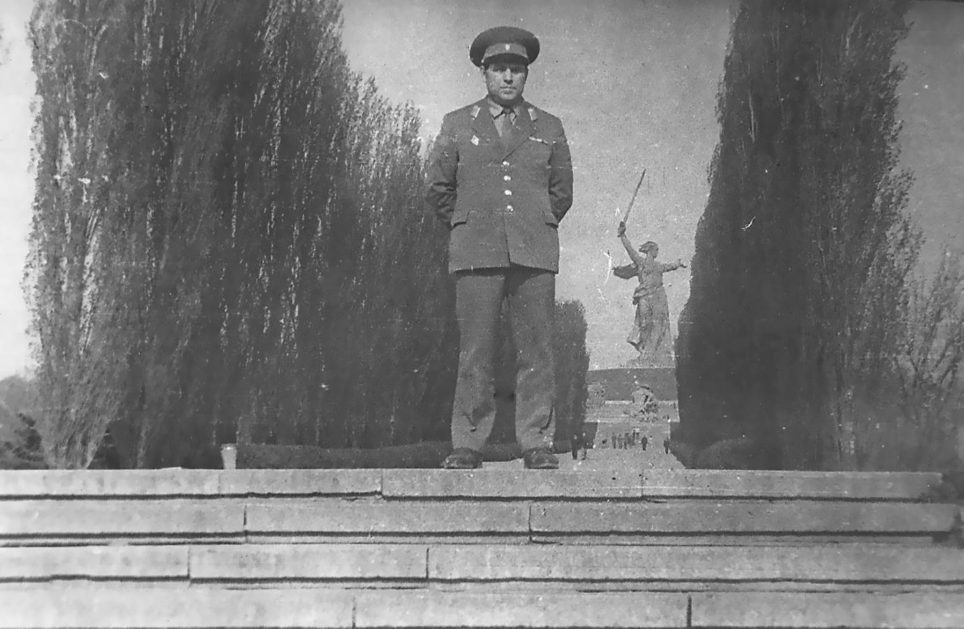 На Мамаевом кургане у памятника Родина-мать зовёт г. Волгоград, 1985 г.