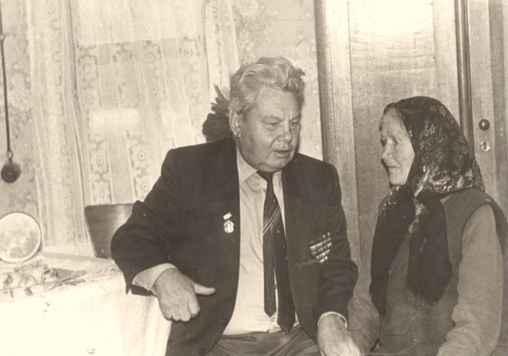 У роднай вёсцы Альшоў з сястрой Ганнай (1988 г.)